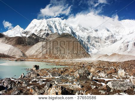Ansicht des Cho Oyu mit See und Wolke