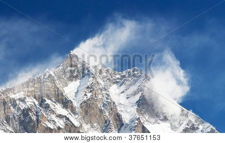 vrchol Lhotse a Nuptse s windstrom a sněhové mraky na vrcholu