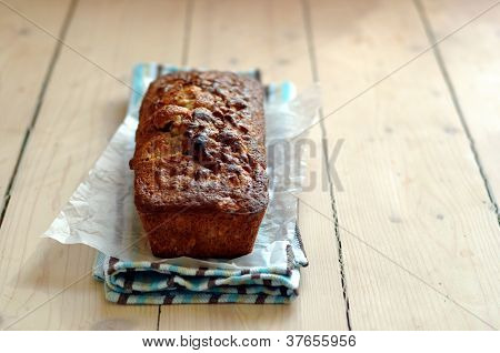 Una torta di mele su un asciugamano a righe