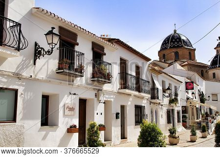 Altea, Alicante, Spain- July 8, 2020:narrow Streets And Beautiful White Facades In A Sunny Day Of Su