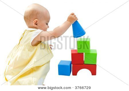 Petite fille jouant avec ses jouets