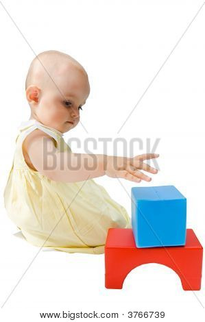 Petite fille jouant avec ses jouets