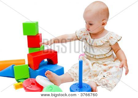 Petite fille jouant avec ses jouets