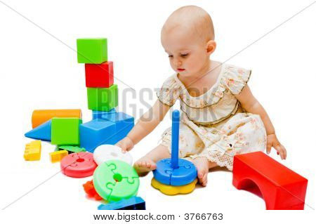 Petite fille jouant avec ses jouets