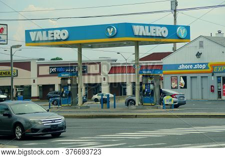Smyrna, Delaware, U.s.a - July 4, 2020 - The Valero Gas Station Off Route 13