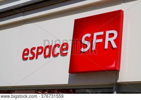 Bordeaux , Aquitaine / France - 07 07 2020 : Espace Sfr Logo Sign Text On Store French Phone Operato