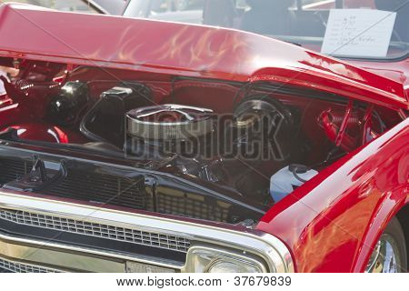 1970 Červeného Chevy Truck Hood a motor