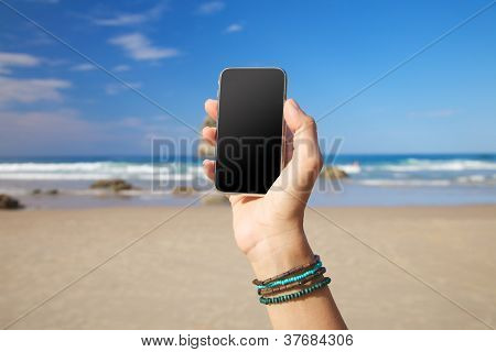 Blank skærm mobiltelefon i stranden