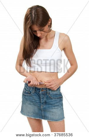 Paciente hacer una inyección de jeringa de insulina subcutánea de Abdomen