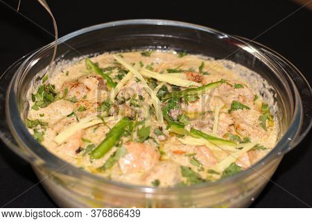 Creamy White Chicken Karahi Is Very Famous In Pakistan