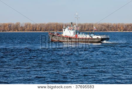 Mały statek na rzece Volga w pobliżu Samara, Federacja Rosyjska