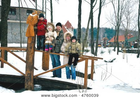Feliz familia de cinco personas pasar tiempo al aire libre dar una vuelta juntos
