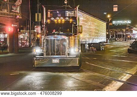 San Francisco, Usa - July 22, 2008: Big Truck At Fishermens Wharf In San Francisco In The Evening Wi