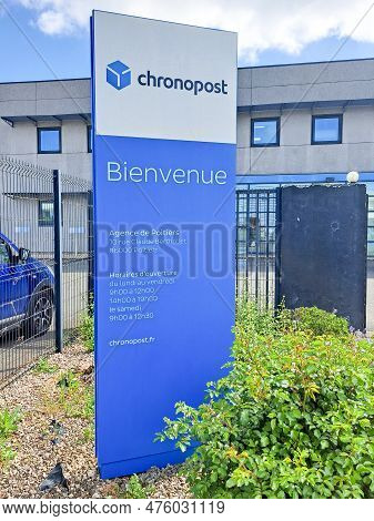Bordeaux , Aquitaine  France - 05 02 2023 : Chronopost Logo Brand And Text Sign Delivery Building St