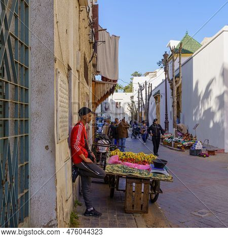 Casablanca, Morocco - March 29, 2023: Street Scene With Seller And Visitors, In The Market Of The Ol
