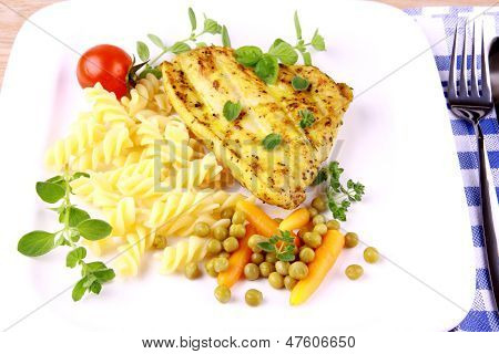 Alla griglia bistecca di Turchia con tagliatelle piselli, carote, pomodoro e origano