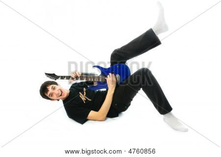 Ophidset ung mand spille Guitar