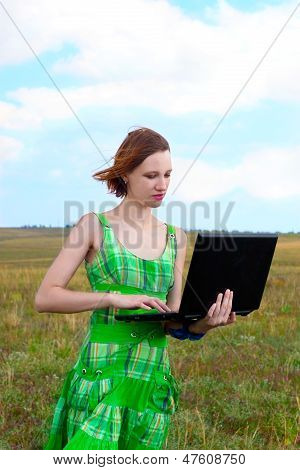 Giovane donna lavoro sul Notebook all'aperto