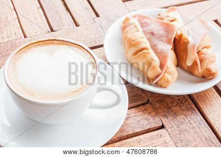 Kopje warme koffie en Croissants Ham kaas