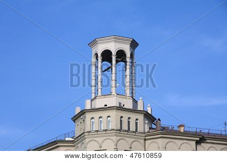 Rotunda no telhado do edifício no centro de Moscou