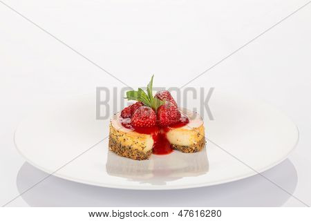 Cheesecake, çilek, sos ve nane