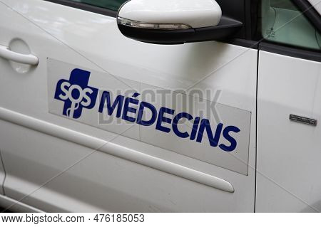 Bordeaux , Aquitaine  France - 05 09 2023 : Sos Medecins Logo Text And Brand Sign On Doctor Car Medi