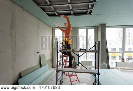 Worker Set The Ceiling Profile In The New Flat