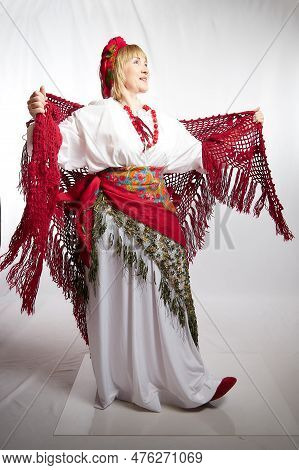 Cheerful Funny Adult Mature Woman Solokha In A Red Knitted Shawl. Female Model In Clothes Of Nationa