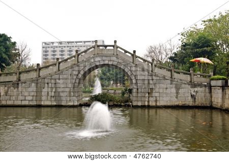 Ponte nel giardino