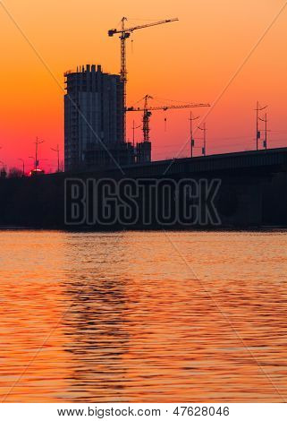 západ slunce nad mostem a řeka ve městě. Kyjev, Ukrajina