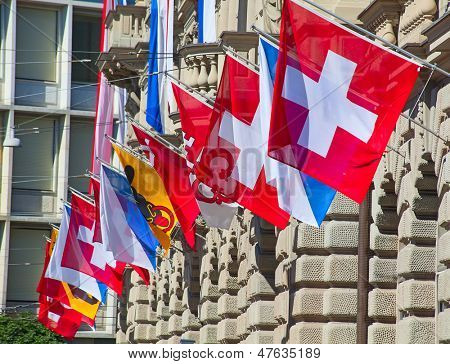 Gamle Paradenplatz square i Zürich dekoreret med schweiziske flag