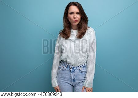 Adorable 25 Year Old Brown Haired Woman With Well-groomed Hairdo
