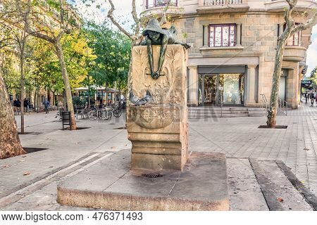 Barcelona, Spain - November 26, 2021: Two Pigeons Sit On The Bowl Of A Drinking Font De La Granota F