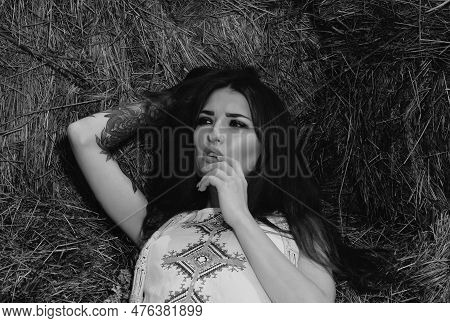 Beautiful Young Woman, Tender Girl In Sraw At Countryside. Fashion And Beauty.