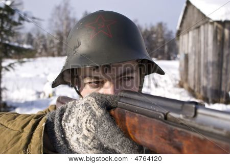 Vinterkrigen 1939-1940: røde hær soldat mål fra en riffel