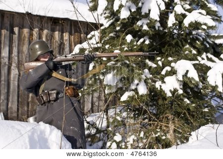 Vinterkrigen 1939-1940: Finsk soldat mål fra en riffel
