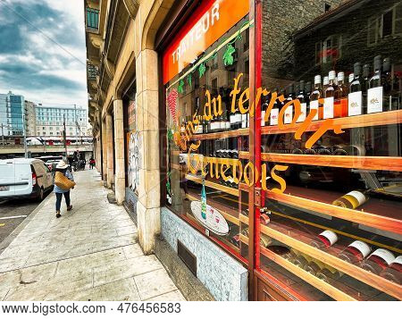Geneva, Switzerland - September 14 2021: The Front Window Of A Wine Store In The City Street With Li