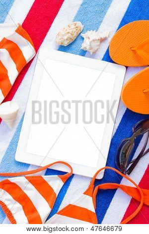 oranžové sandály a plavání siut písku