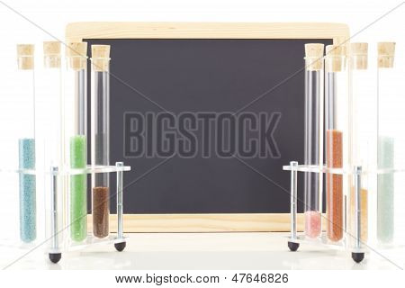 Alguns tubos de ensaio na frente do quadro-negro em branco