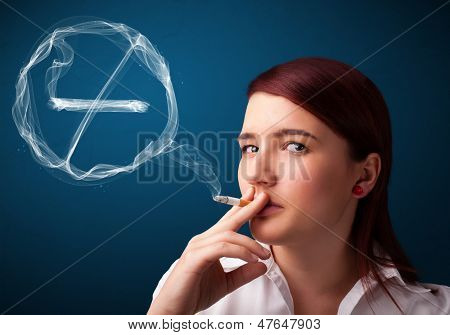 Bela jovem cigarro de unheathy de fumar sem nenhum sinal de fumar