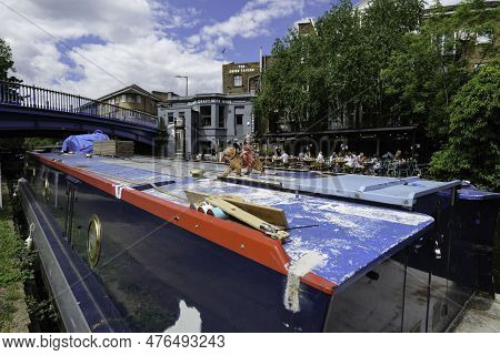 London - 05 21 2022: View From Bridge Bridge 4c On Great Western Rd On The Grand Union Canal With Ho