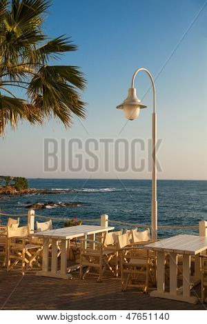 Café all'aperto con vista sul mare, Creta, Grecia