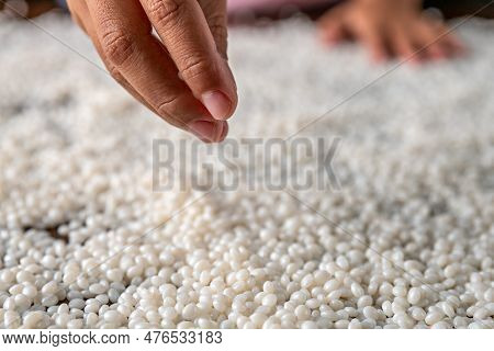White Plastic Grain, Plastic Polymer Granules,hand Hold Polymer Pellets, Raw Materials For Making Wa