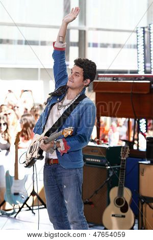 Нью Йорк Июль 5: Певец Джон Майер выполняет на NBC Today Show в Рокфеллер Плаза на 5 июля 2013 г. 