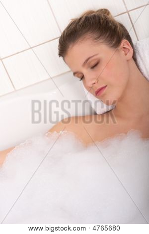 Body Care Serie Frau liegen in der Badewanne