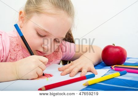 Portret van het meisje tekenen met potloden