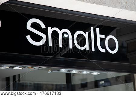 Bordeaux , Aquitaine  France - 05 19 2023 : Smalto Store Sign Logo And Text Brand Wall Entrance Clot