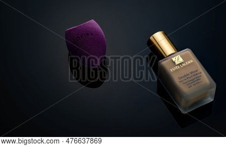 Chonburi, Thailand-december 15, 2022: Jovina Makeup Sponge And Estee Lauder Makeup Foundation Bottle