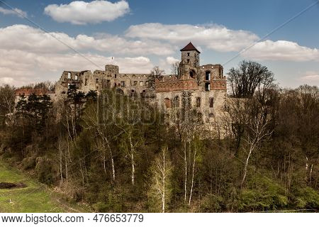 Tenczyn Castle - The Ruins Of A Castle Located In The Jura Krakowsko-częstochowska, Included In The 