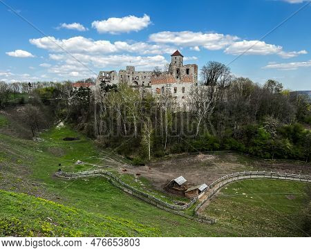 Tenczyn Castle - The Ruins Of A Castle Located In The Jura Krakowsko-częstochowska, Included In The 